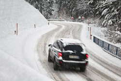 car_snowy_road